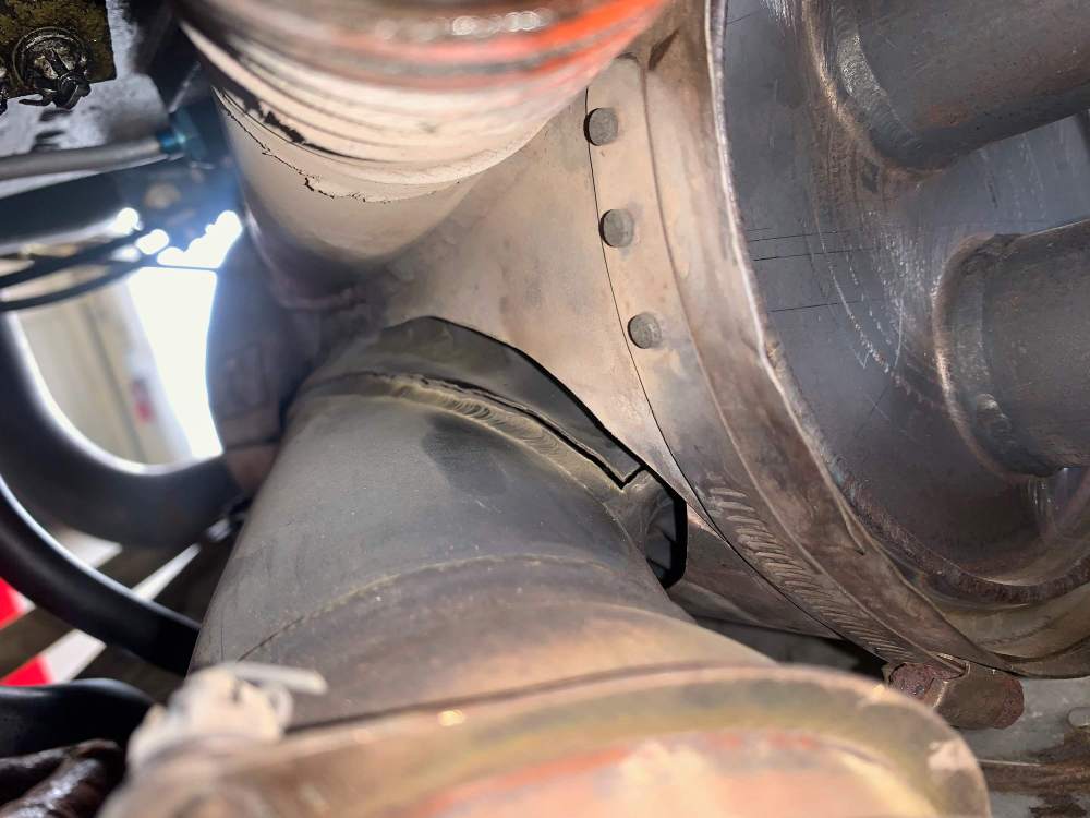 cracked exhaust.jpg